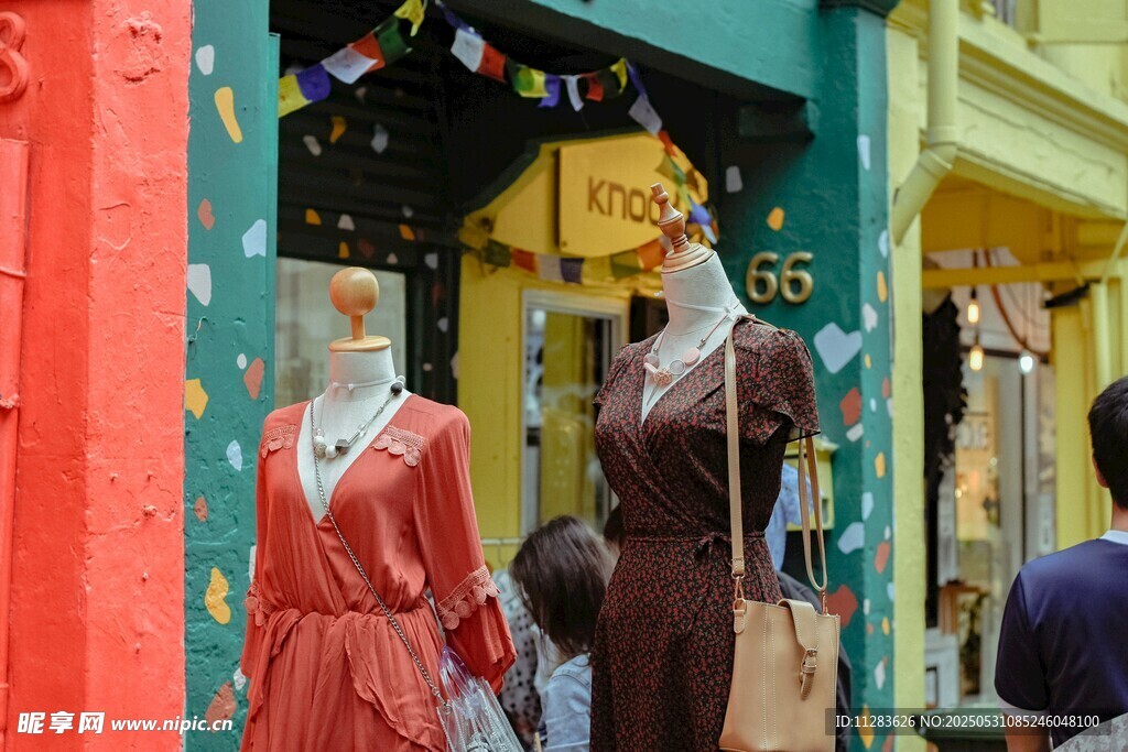街边时尚服饰店橱窗展示