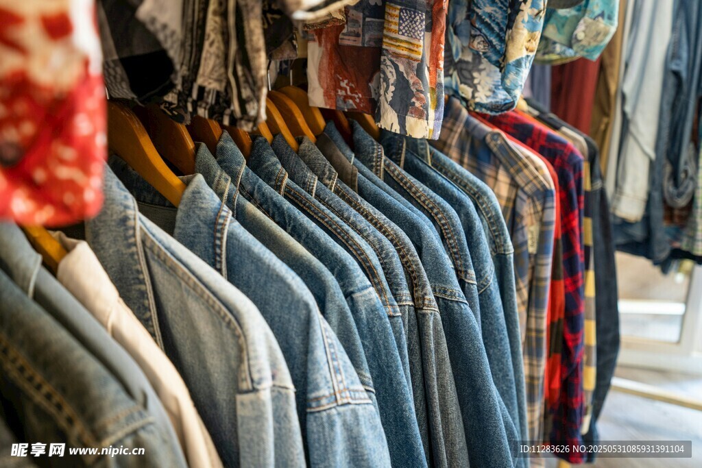 挂架上的多样牛仔服装