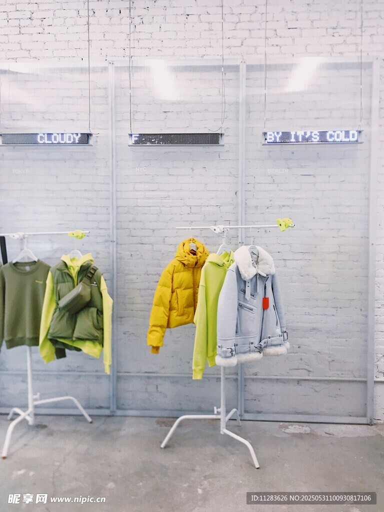 时尚服装展示架陈列场景