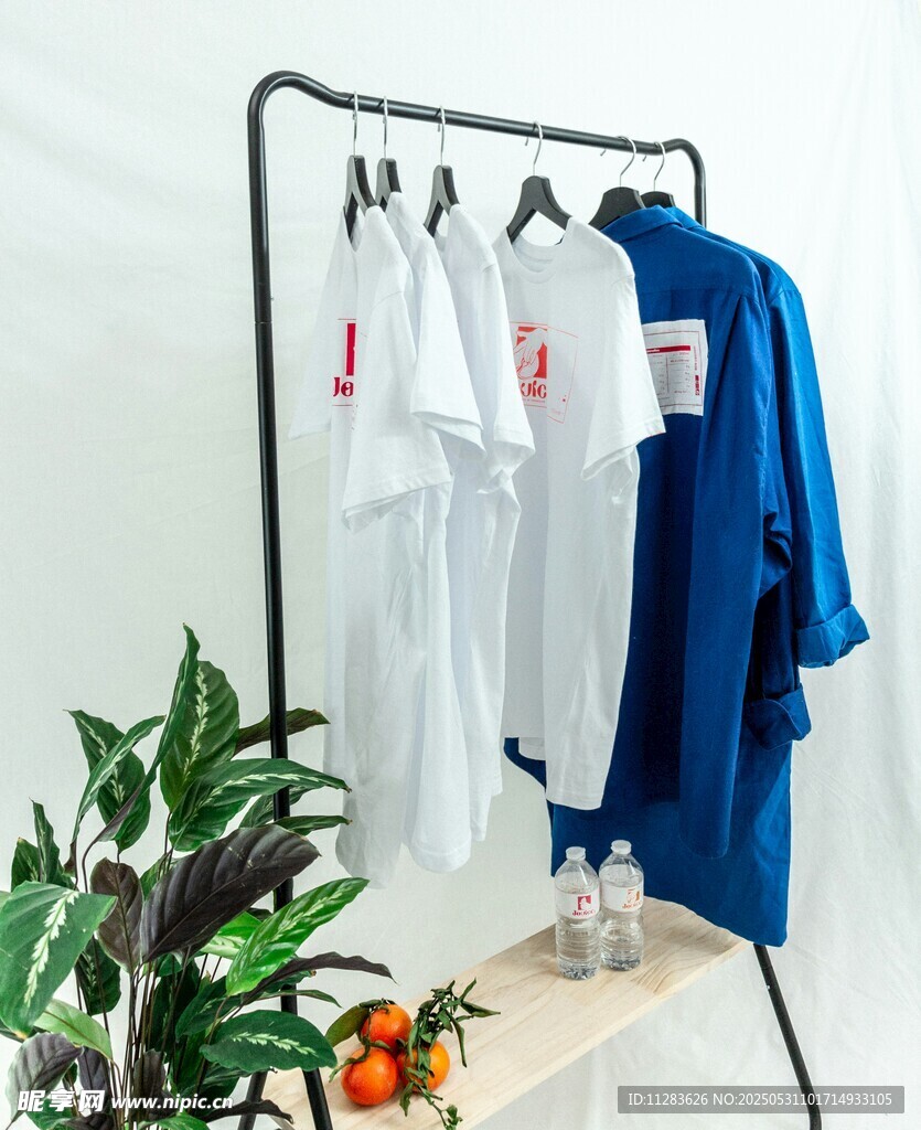 简约衣架展示多样服饰