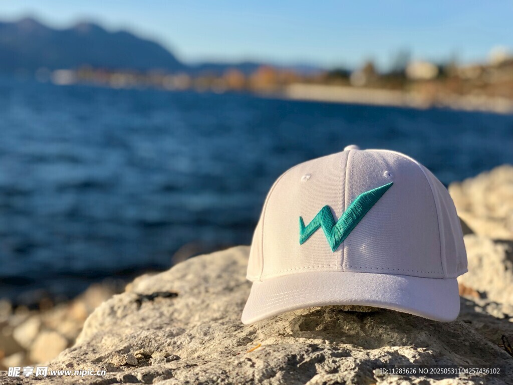 海边白色带标志棒球帽