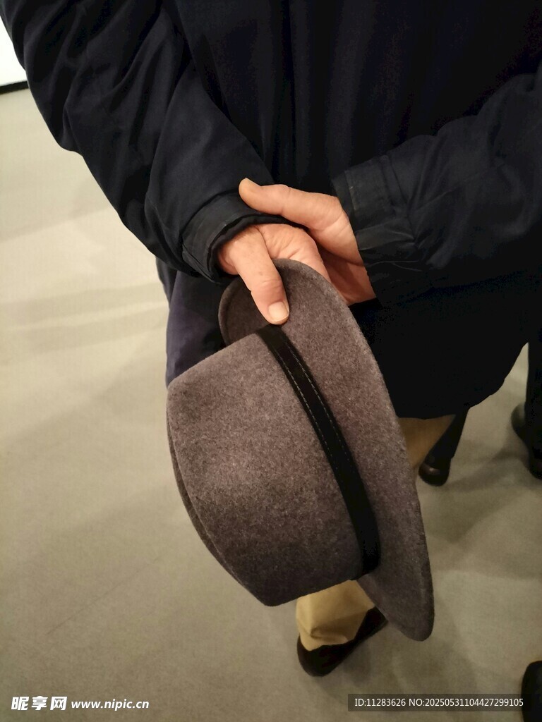 手持复古帽子特写