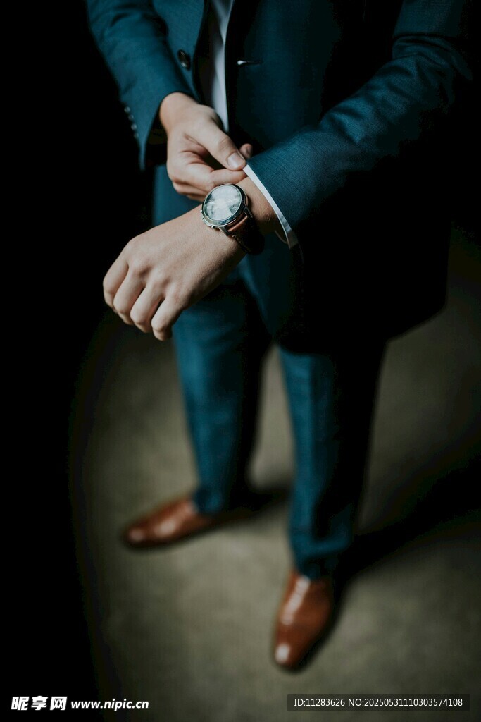 男士整理袖口的优雅瞬间