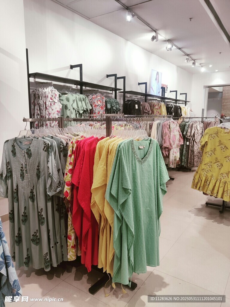 时尚服装店多彩服饰陈列