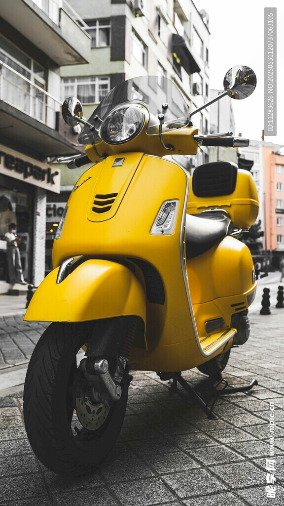 街头黄色复古风踏板摩托车