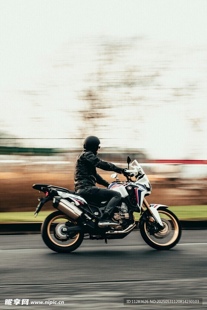 公路上飞驰的摩托车骑士