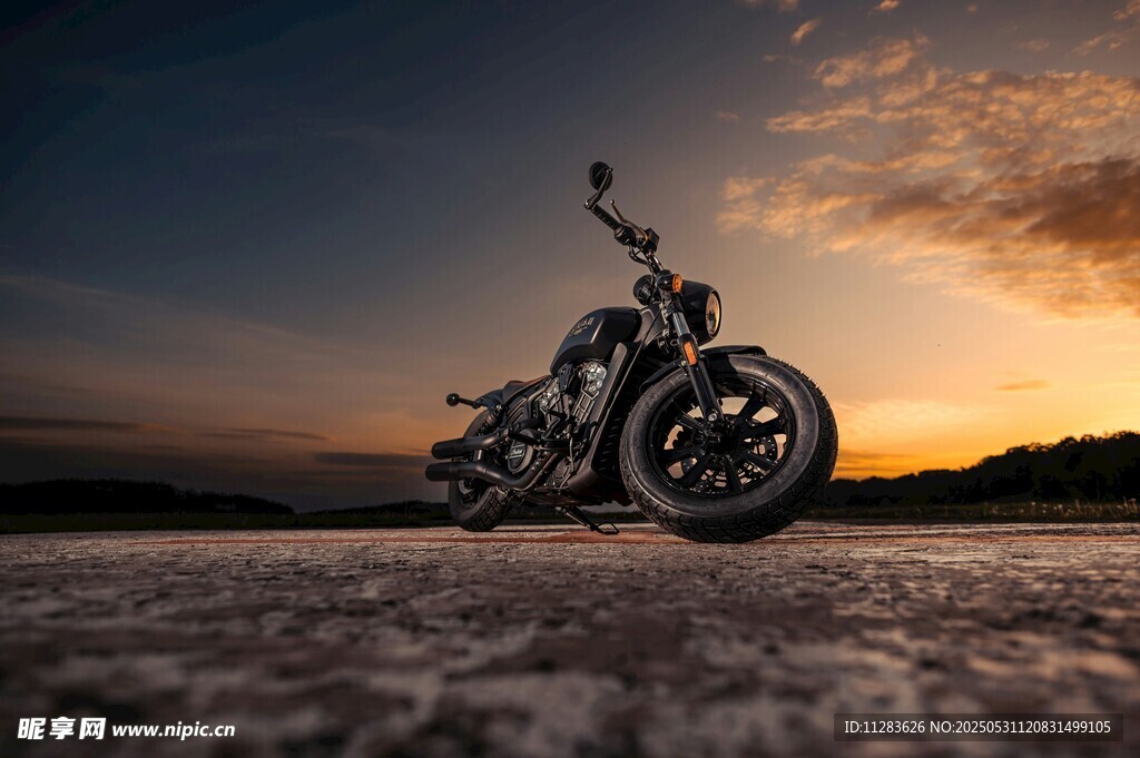 夕阳下的酷炫摩托车