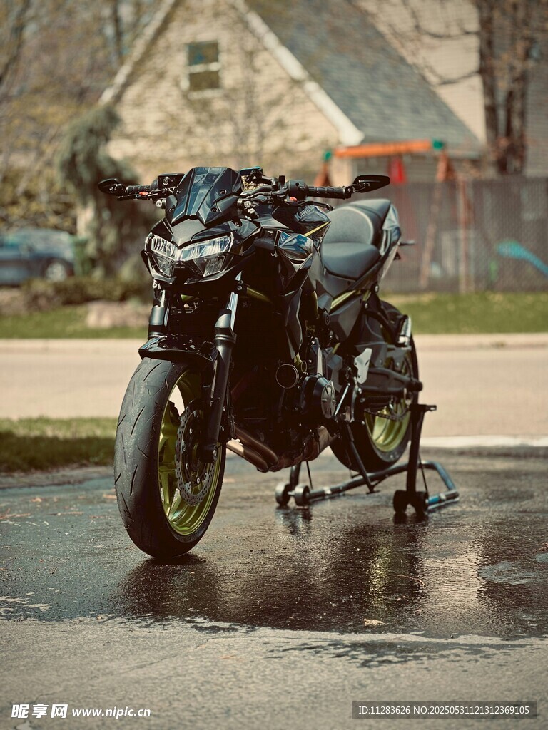 雨中停放的酷炫黑色摩托车