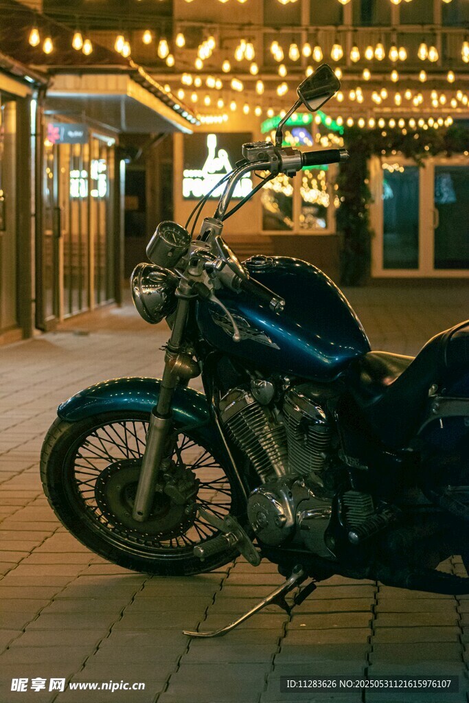 夜晚街头的酷炫黑色摩托车