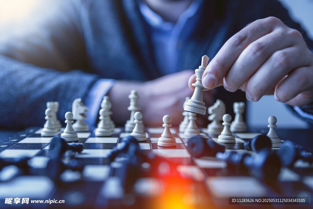 棋手专注落子于棋盘