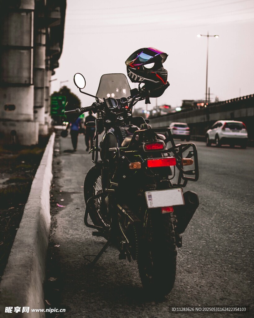 公路旁的酷炫摩托车