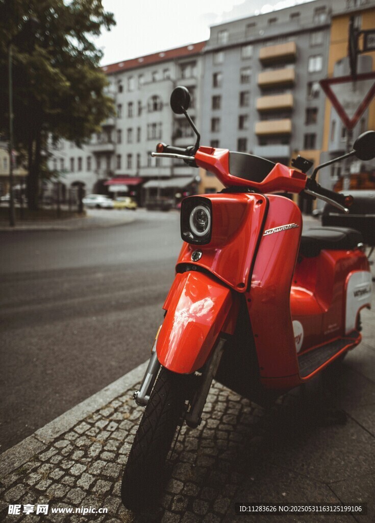 街头红色复古风踏板摩托车