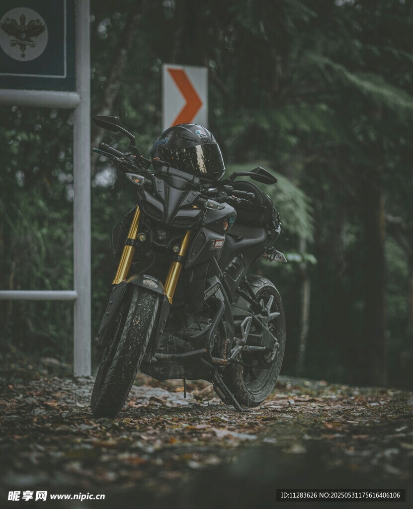 越野摩托车停在路标旁