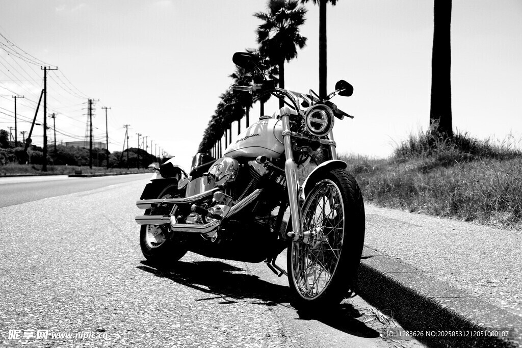 公路上的复古三轮摩托车