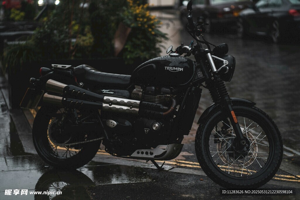 雨中停放的复古风格摩托车