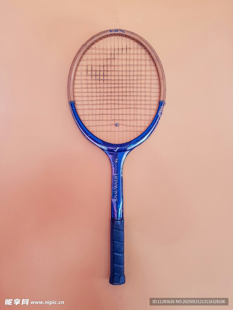 蓝色网球拍特写