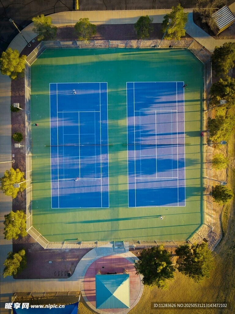 空中俯瞰色彩斑斓网球场