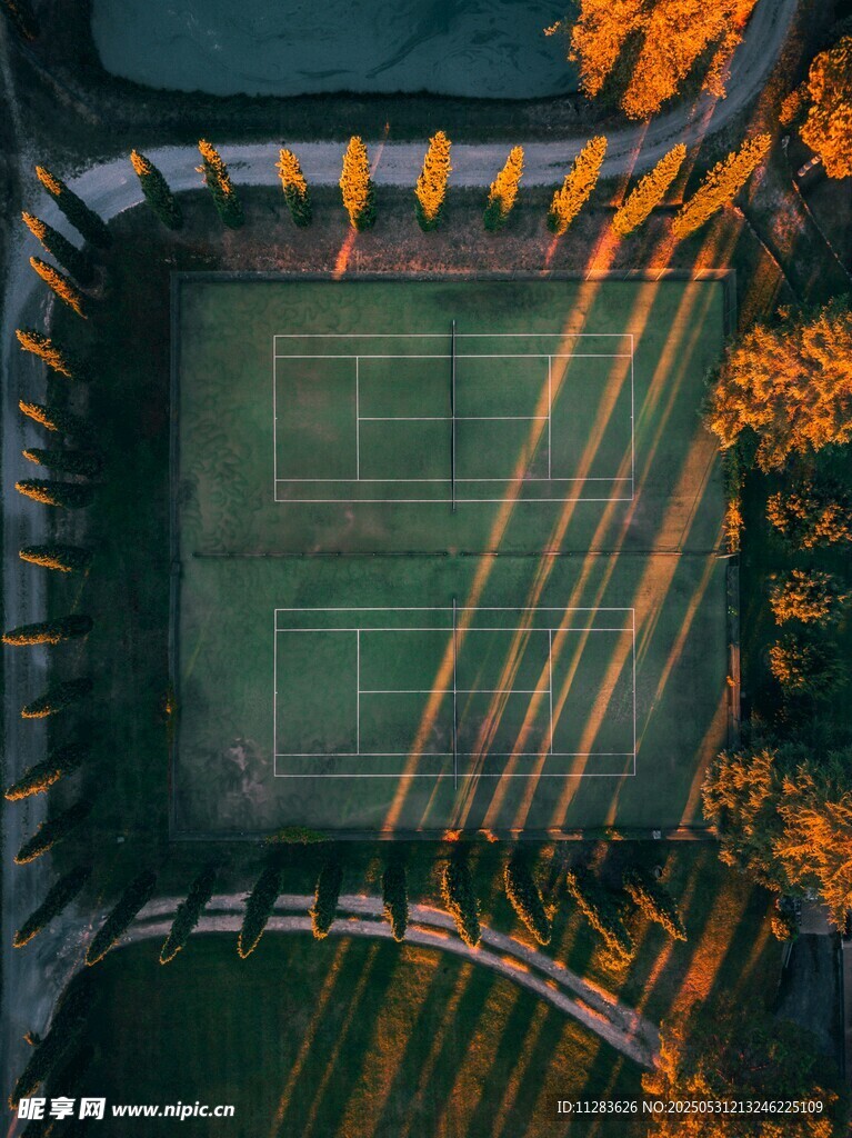 俯瞰秋日网球场美景