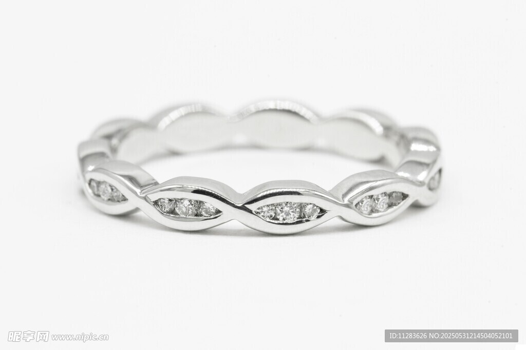 精致钻石花纹银戒指