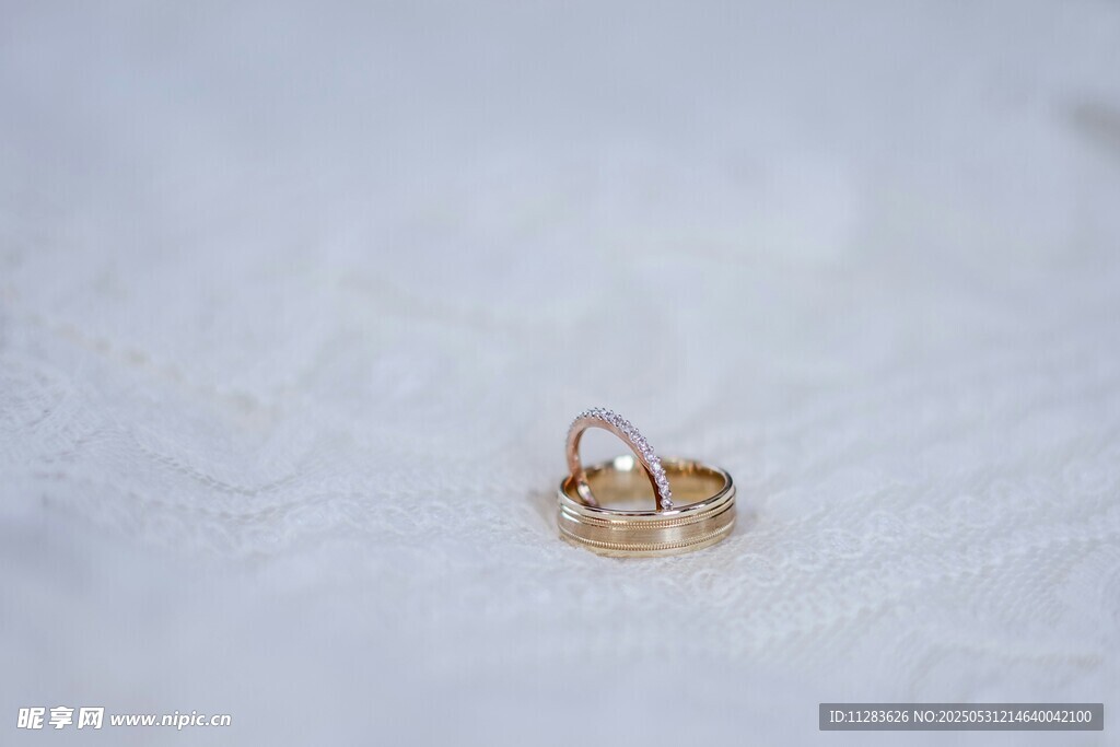 精致金戒指特写