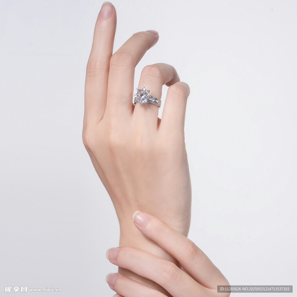 优雅手姿展示璀璨戒指