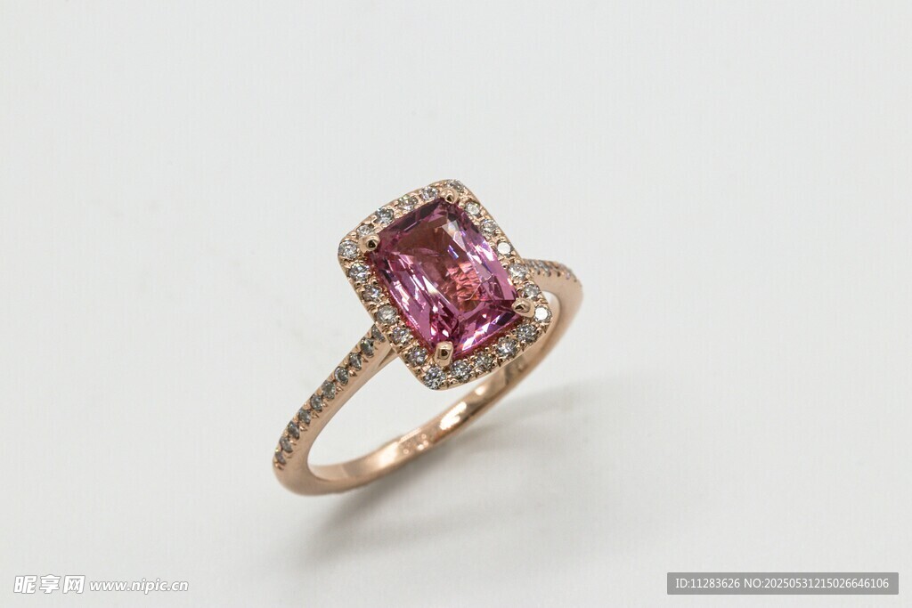 粉宝石金戒指特写