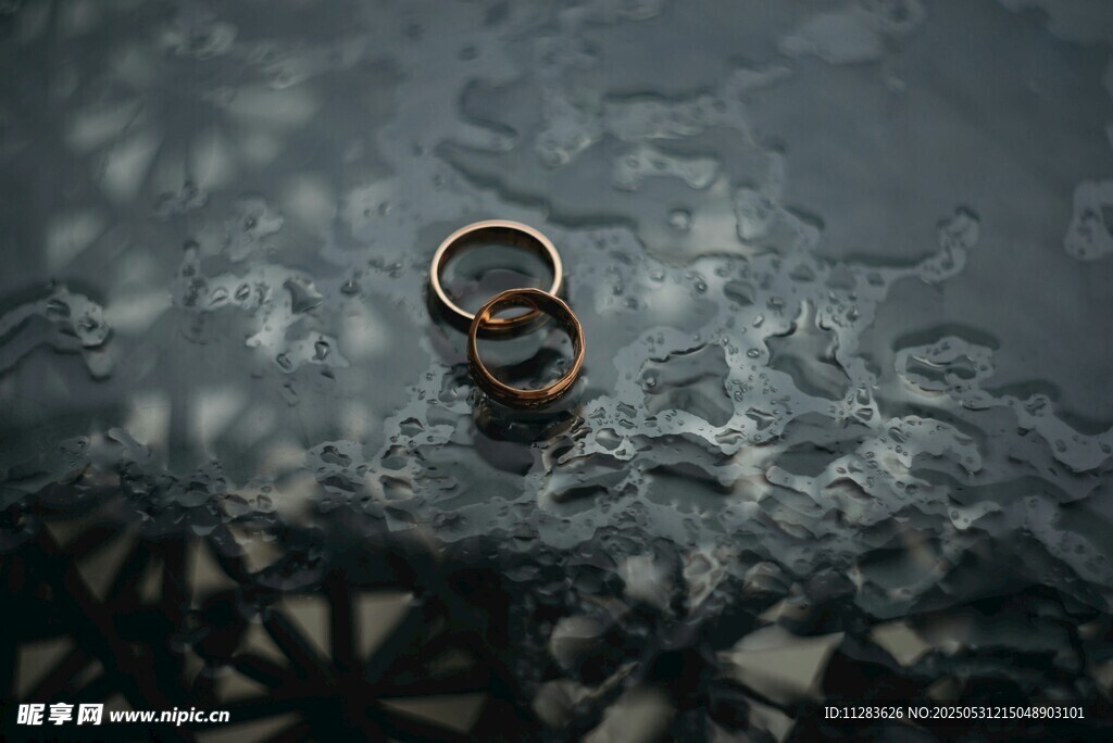 雨中交叠的情侣戒指