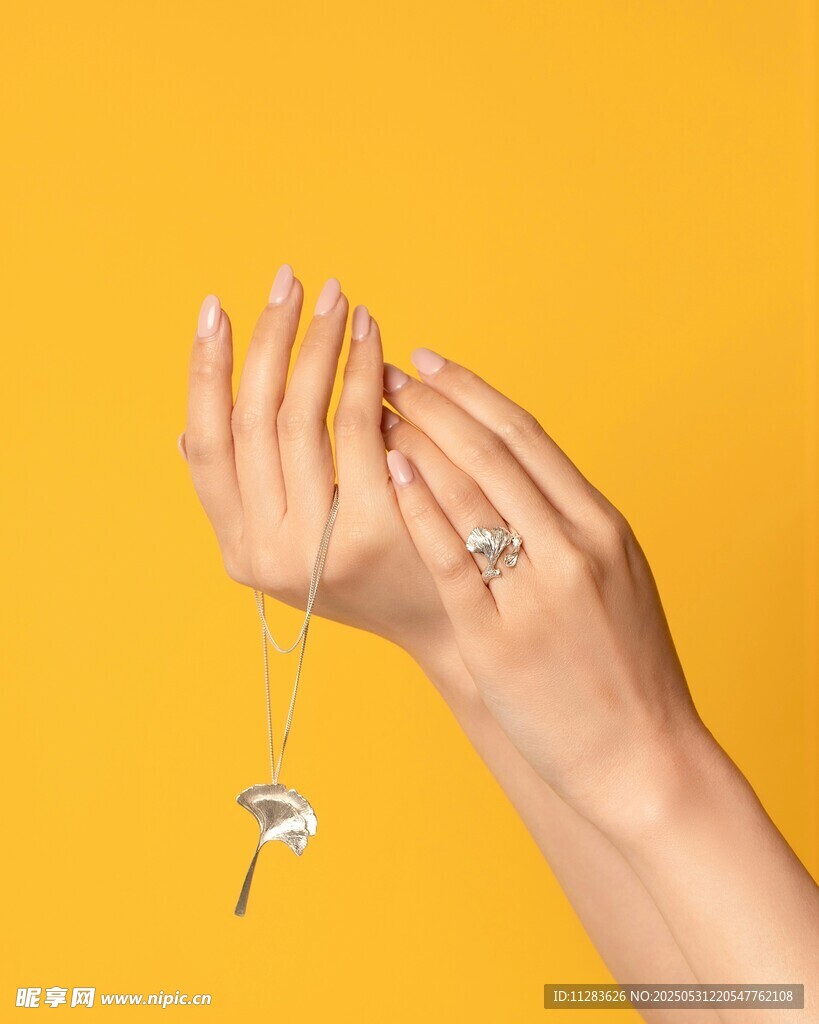 手戴戒指展示精致吊坠