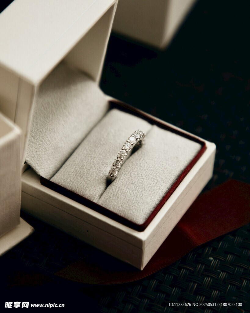 精致戒指置于精美盒中