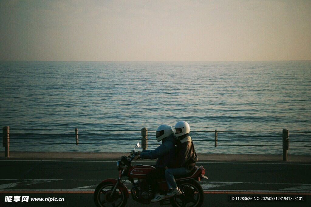 海边公路上的摩托车骑行