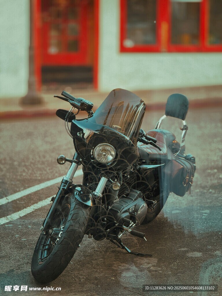 街头停放的复古风格摩托车