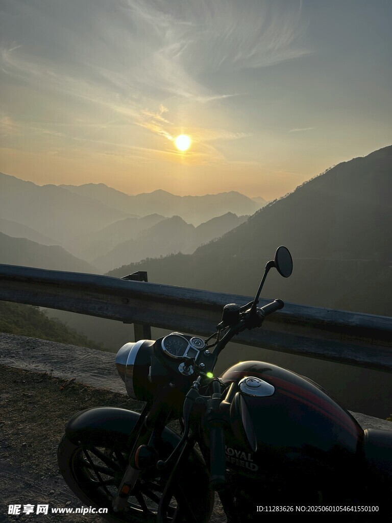 夕阳下的摩托车与壮丽山景