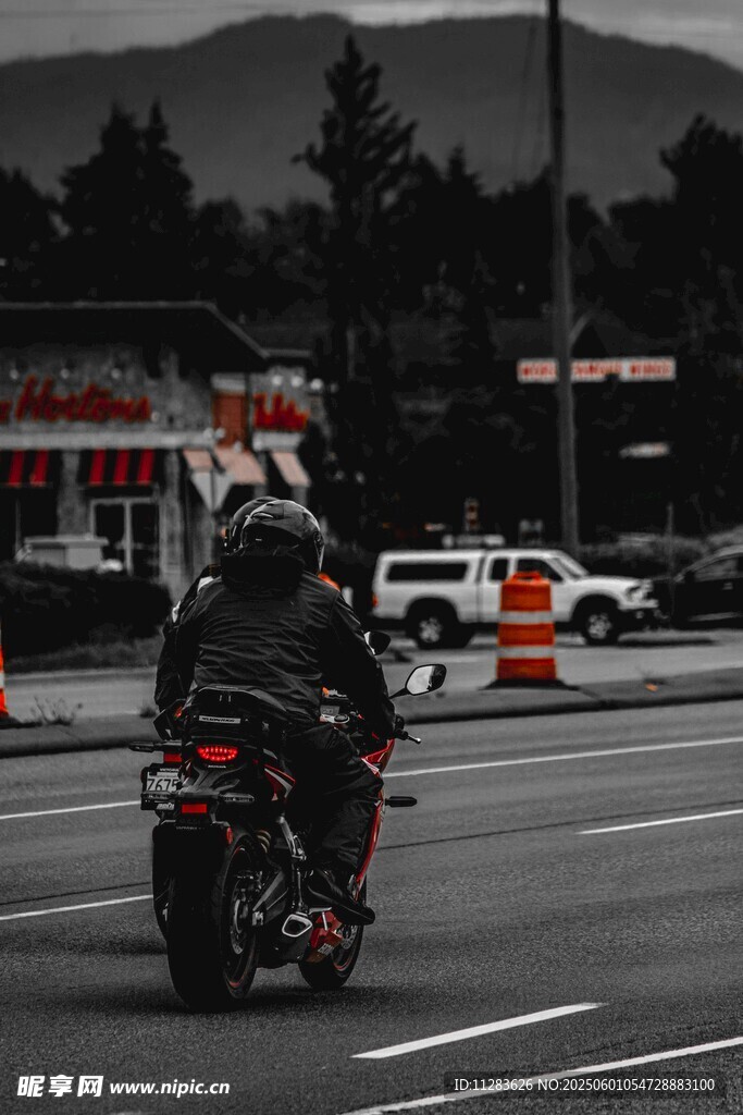 公路上的摩托车骑行者