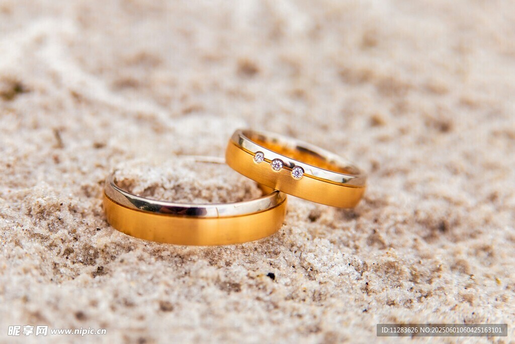 沙滩上的精美情侣婚戒
