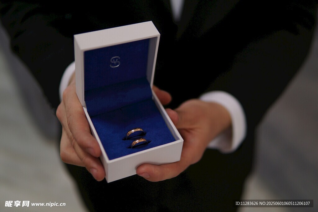 男士手持戒指盒准备求婚
