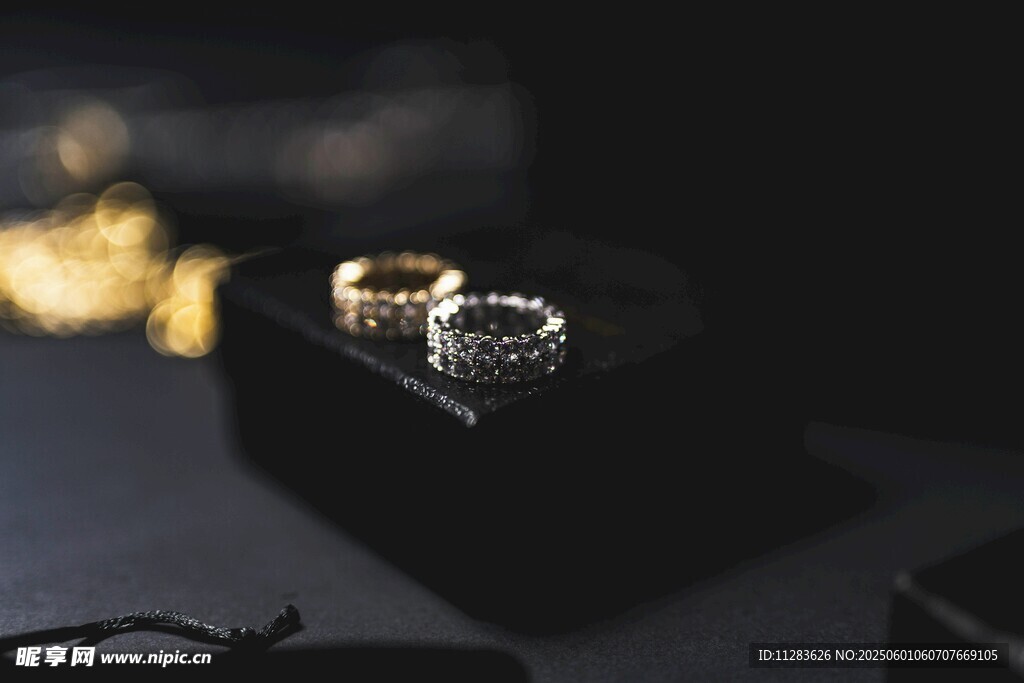 精致戒指展示于黑色盒中