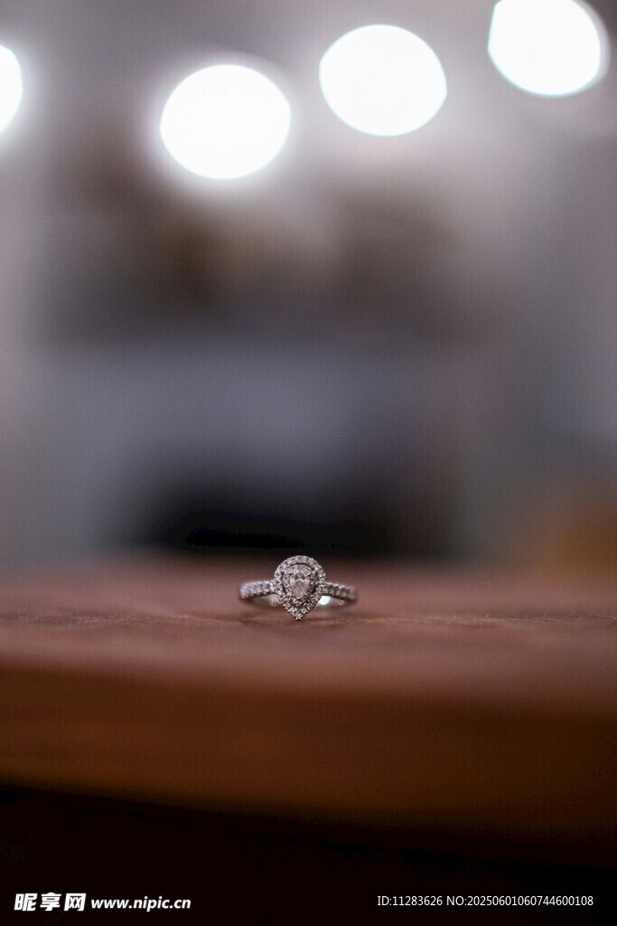 璀璨钻戒置于木面