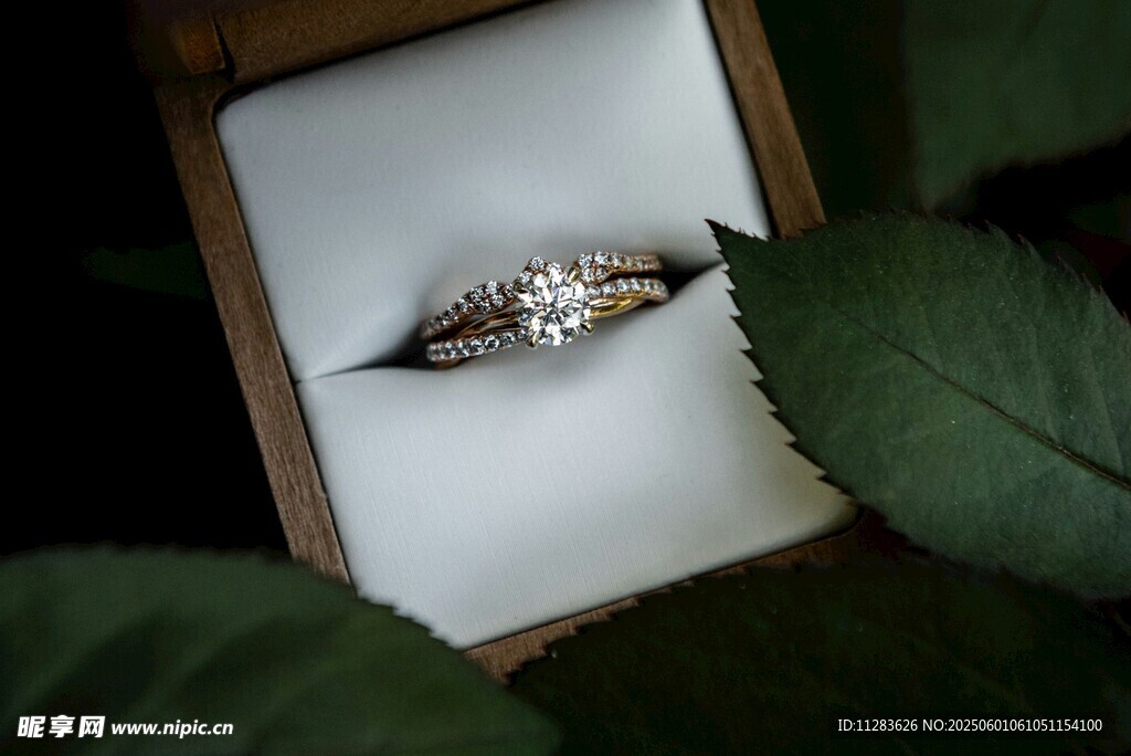 精致钻戒置于盒中