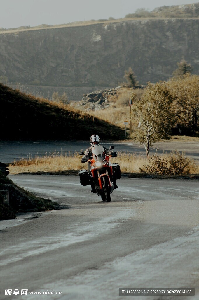 公路上的摩托车骑行者