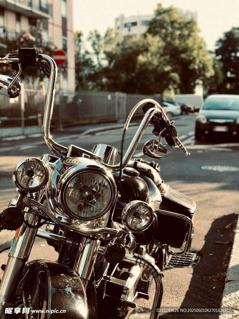 复古摩托车街头特写