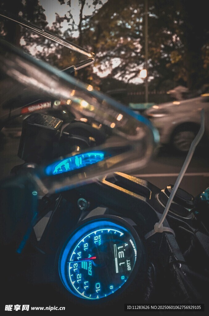 夜间骑行仪表盘特写