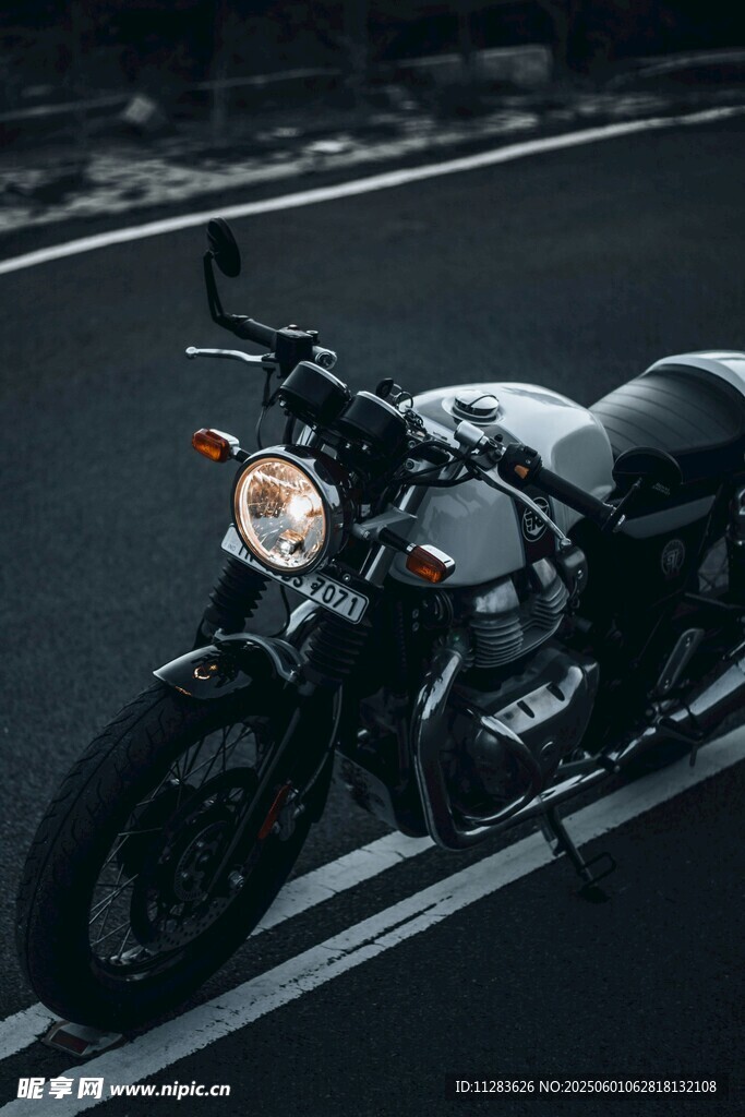 公路上的酷炫黑色摩托车