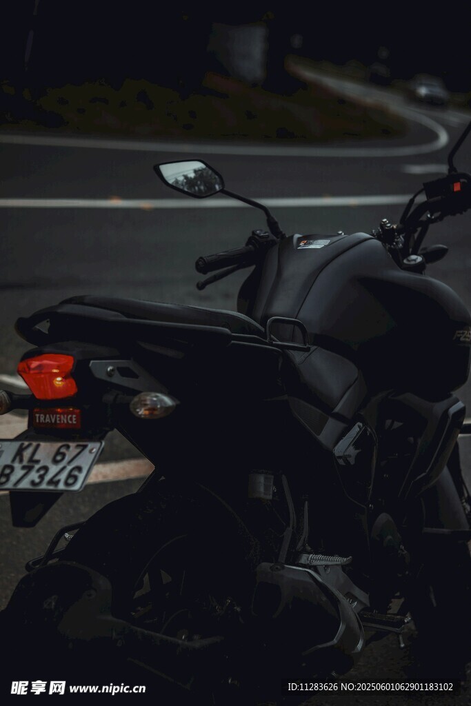 夜色中的酷炫摩托车