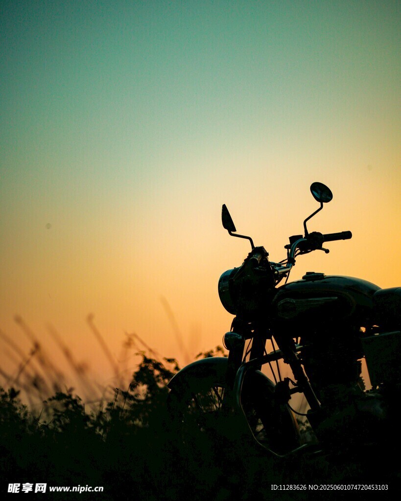 夕阳下的摩托车剪影