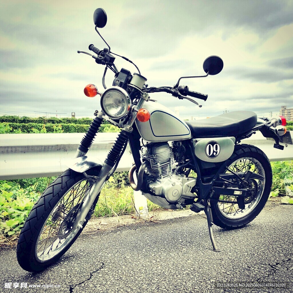 复古摩托车停于户外道路