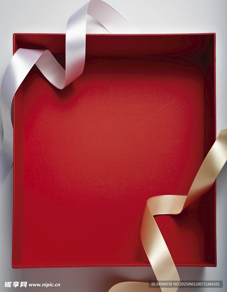 红色礼盒配金银丝带