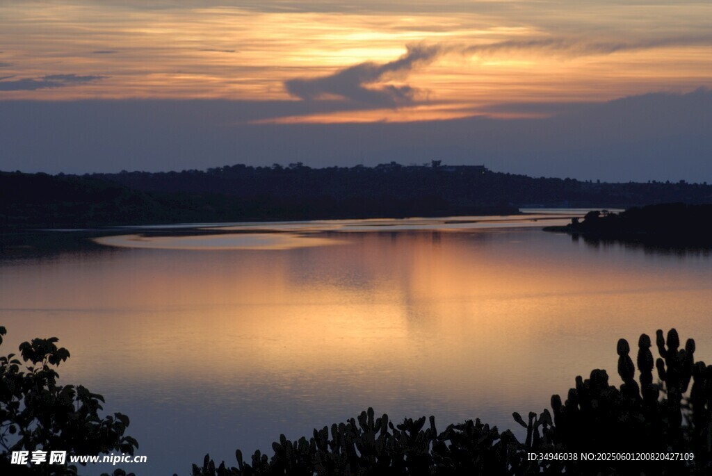 湖畔绝美日落景观