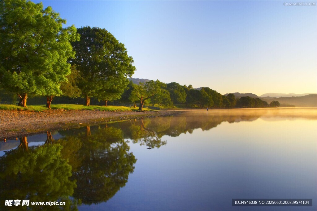 湖畔晨光绿树倒影美景