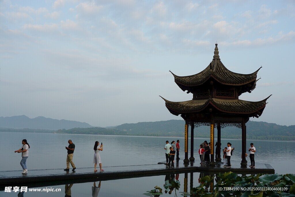 湖畔古亭 游人漫步赏景