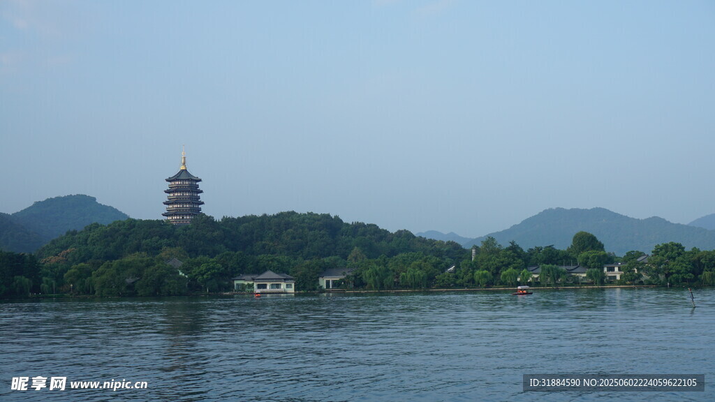 西湖畔的宝塔与山水风光